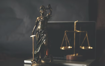 Mesa de buffet com alimentos diversos